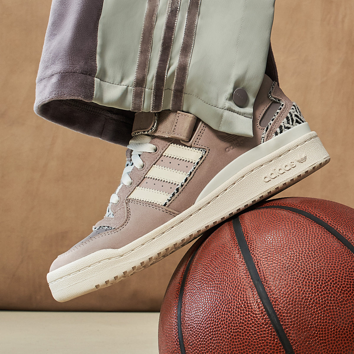 Adidas Forum LOW Sneakers - Taupe / Beige - view 1