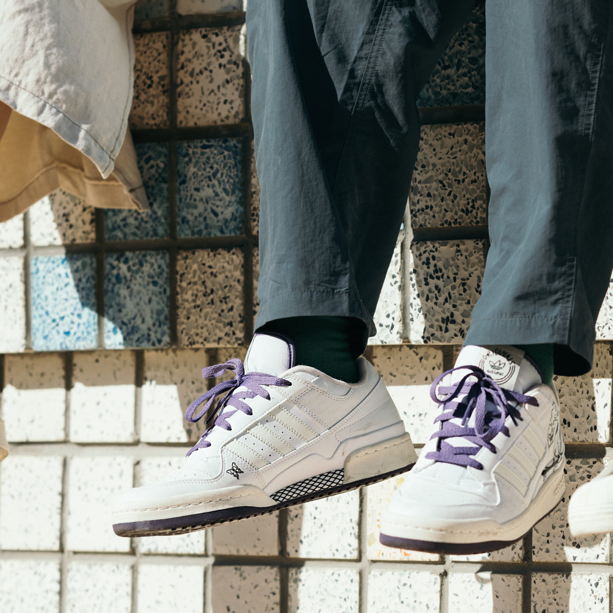 Adidas Forum LOW Sneakers - Crystal White / Black / Off White / Purple - view 3