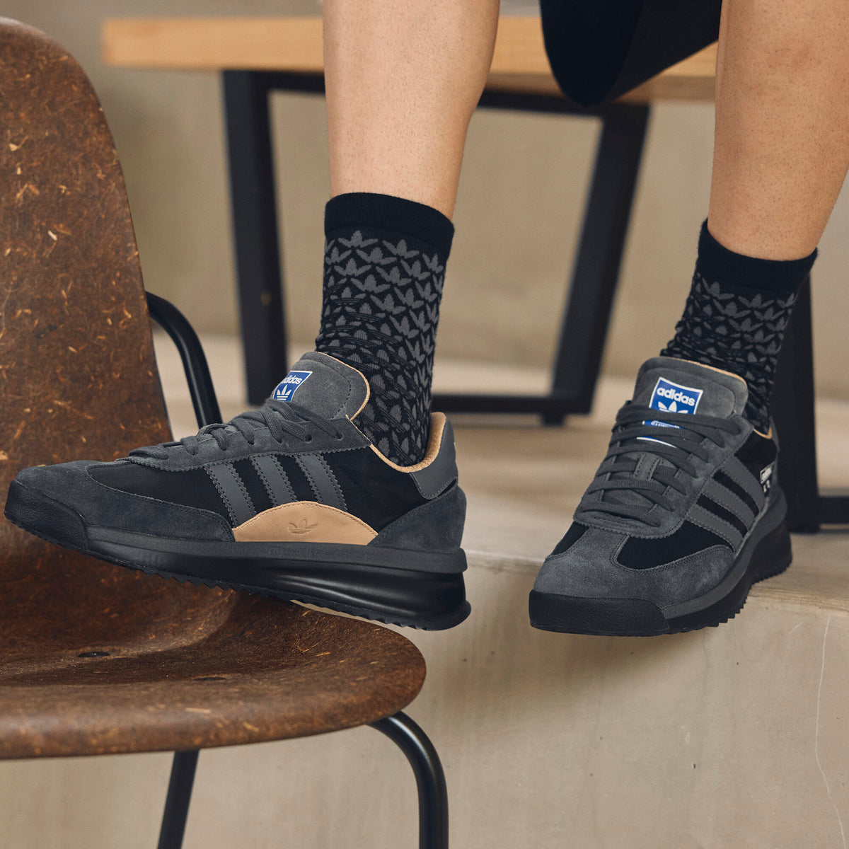 Adidas SL 72 RTN Sneakers - Core Black / Dark Grey / Carbon - view 1